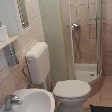 2 - Double With Shared Bathroom 1 - 2 Daire