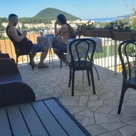2 - Double With Shared Bathroom 1 - 2 Daire *