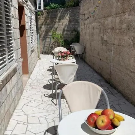 2 - Double With Shared Bathroom 1 - 2 *