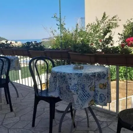 2 - Double With Shared Bathroom 1 - 2 *